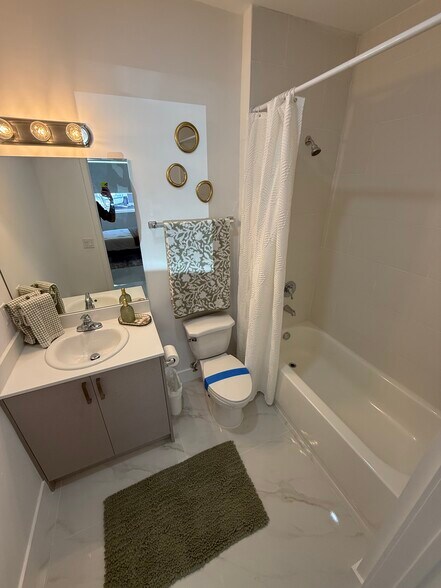 Building Photo - 972 E 28th St