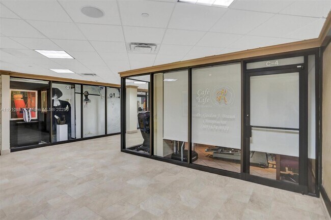 Building Photo - 2555 Collins Ave