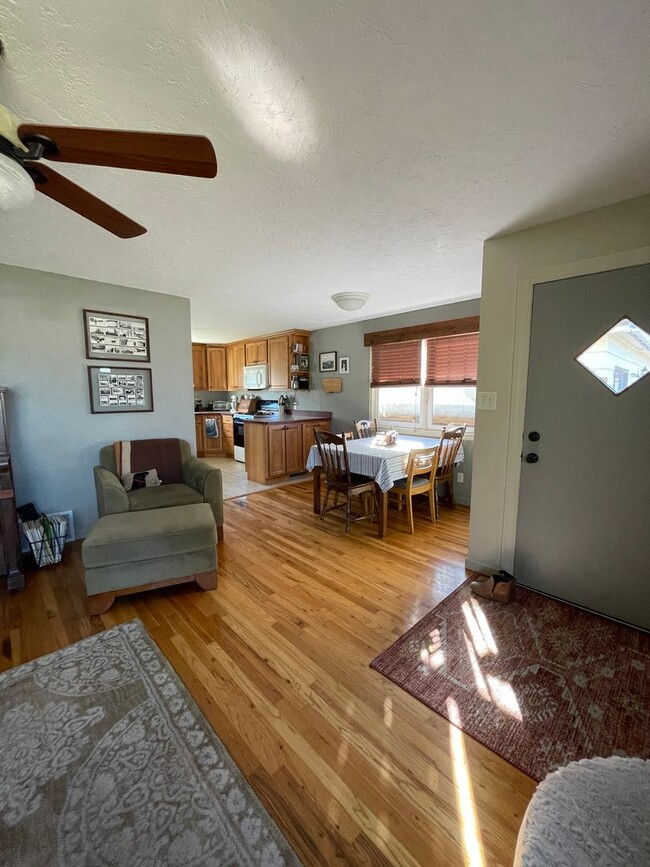 Building Photo - CHARMING HOME IN GREAT LOCATION!