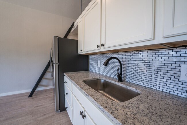 Building Photo - Texas Oaks