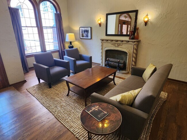 Building Photo - Queen's Court | A/C + Den | Renovated Kitc...