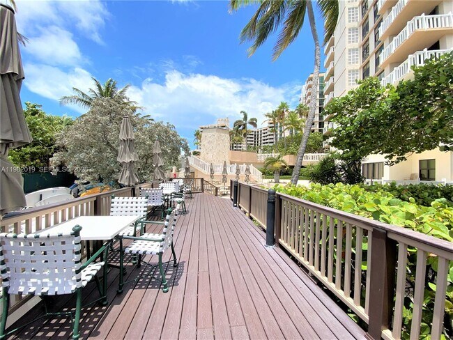 Building Photo - 1121 Crandon Blvd