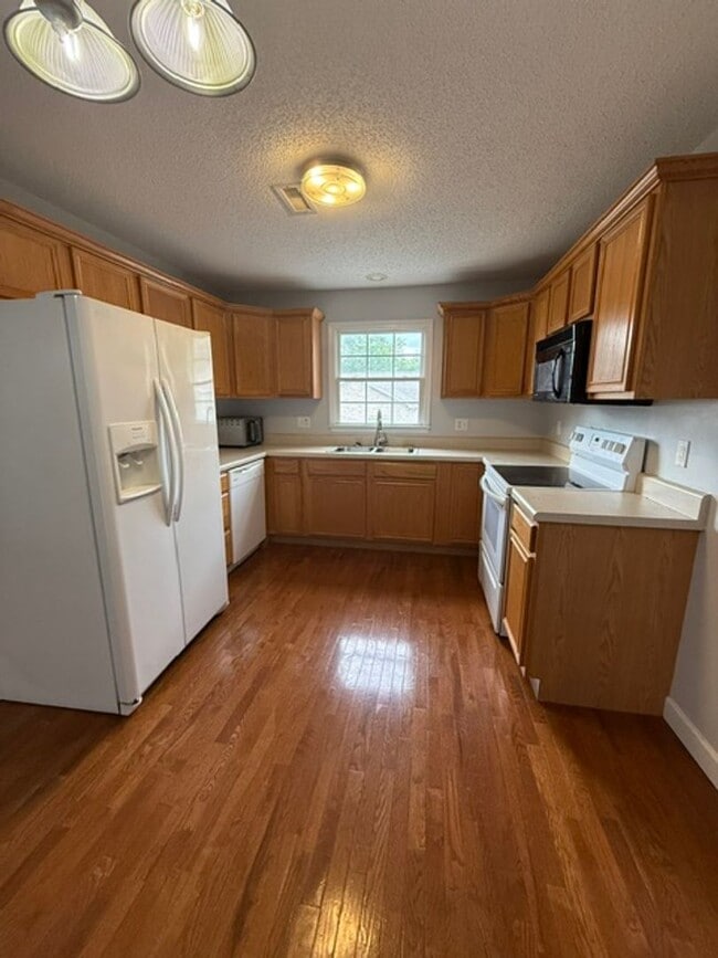 Building Photo - Worry free living, brick condo in Jonesborough!