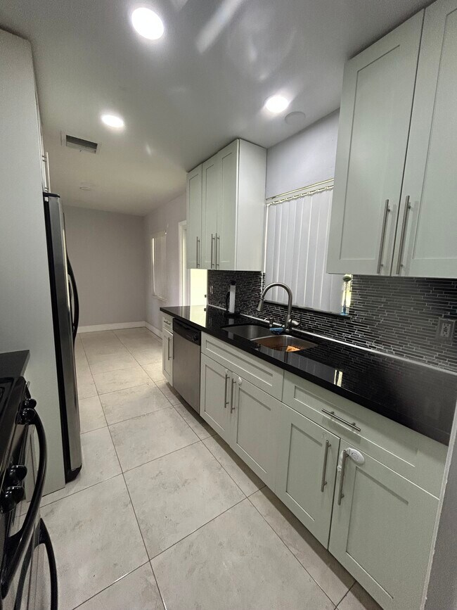 Building Photo - 5804 S Bond Dr