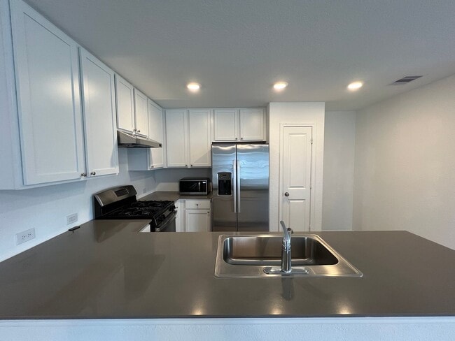 Building Photo - NEWER 4BDRM HOME IN LONDON ISD!