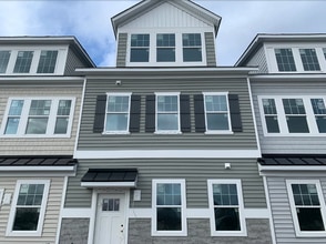 Building Photo - Spacious 3 Bedroom Townhouse