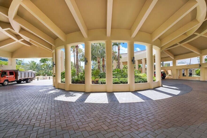 Building Photo - 300 South Pointe Dr