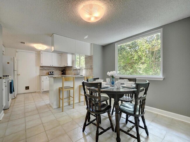 Building Photo - 8421 Spring Valley Dr