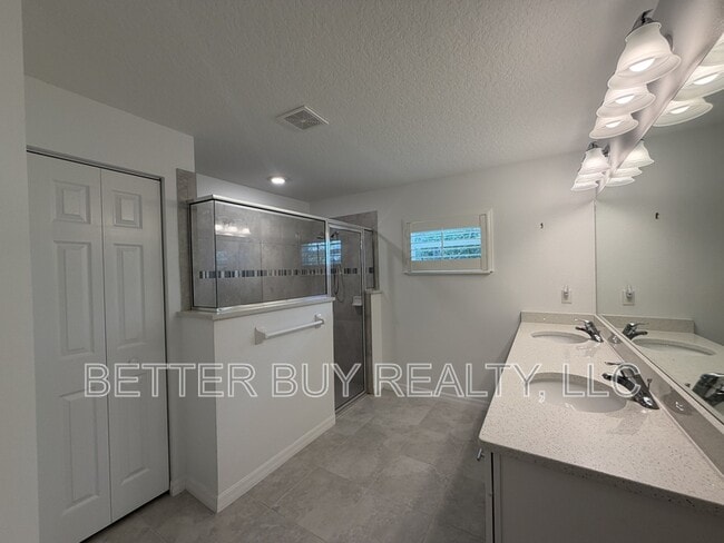 Building Photo - 16 Kalendar Ct