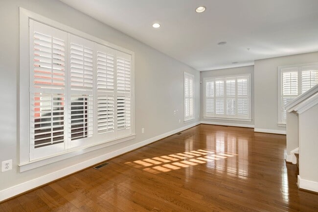 Building Photo - Charming 3 bedroom 3.5 Bathroom Row Home