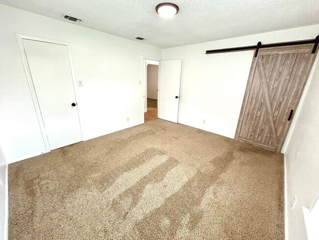 Building Photo - *COMING SOON* 3BR/2BA with Fireplace & 2-Car Garage!