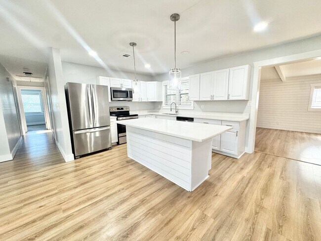 Building Photo - Beautiful white brick ranch styled home off White Bluff in Savannah, Ga!