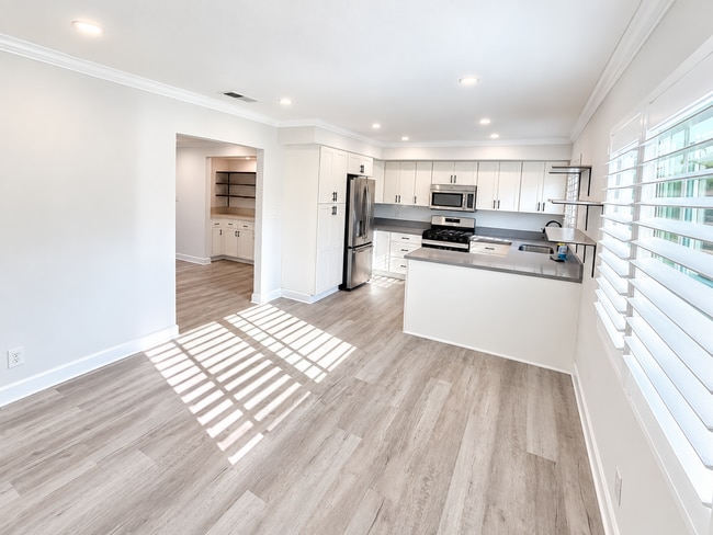 Building Photo - 2254 N Gaviota Ave