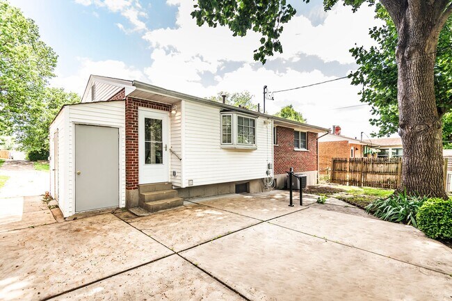 Building Photo - Lovely 3 Bedroom 1 Bathroom Home