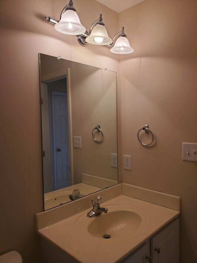Building Photo - BEAUTIFUL 3 BEDROOM HOME!