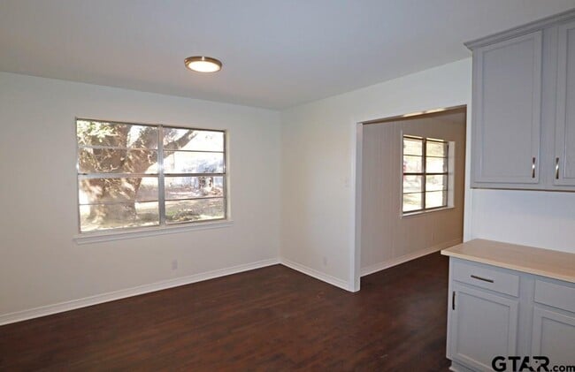 Building Photo - 806 Neches Dr