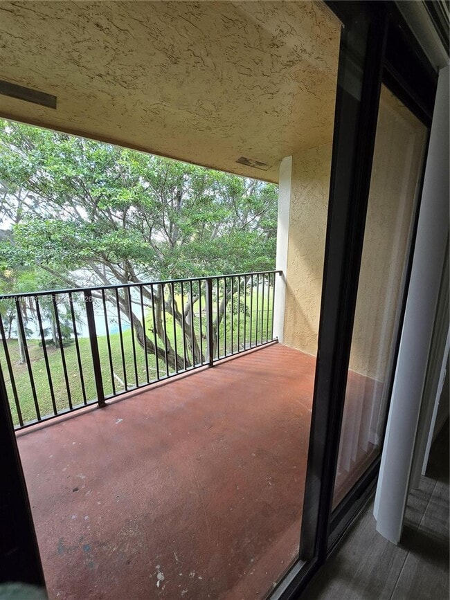 Building Photo - 400 Palm Cir W