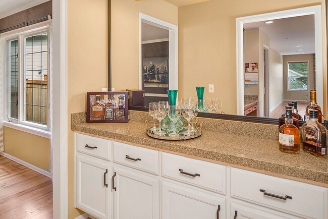 Building Photo - 4bd/2.5ba Newcastle Home