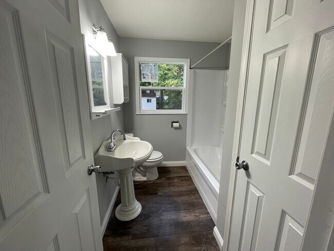 Building Photo - 3 bedroom 1 1/2 bath home with fenced in b...