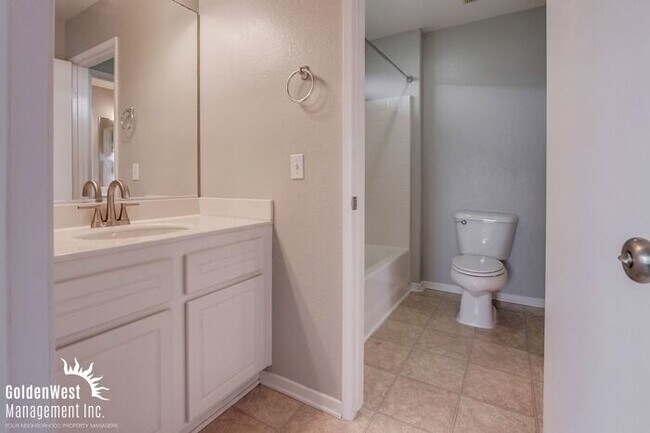 Building Photo - Stunning  5Bdm 3.5Ba  Home with Private Backyard in Prime Location of Oceanside!
