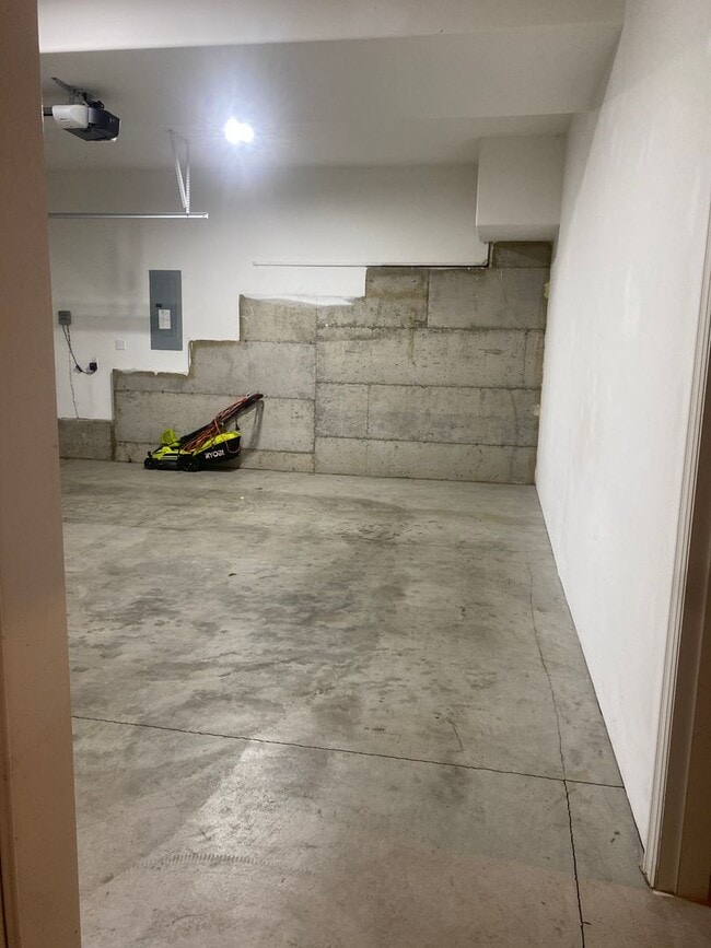 Building Photo - Beautiful Spacious 3 Bedroom/2.0 Bathroom ...