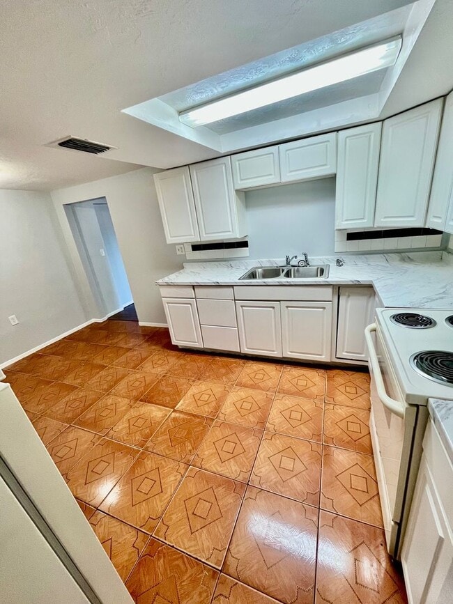 Building Photo - Spacious 3BR/2BA Port Richey home! No application fee!