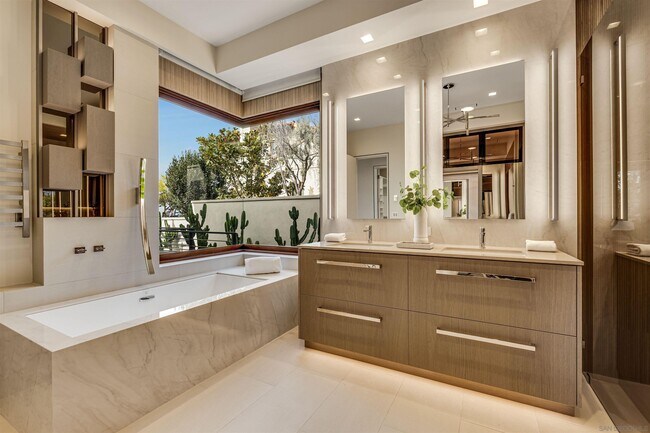 Building Photo - 8070 La Jolla Scenic Dr N