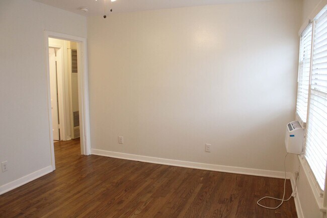 Building Photo - 2825 W Woodlawn Ave