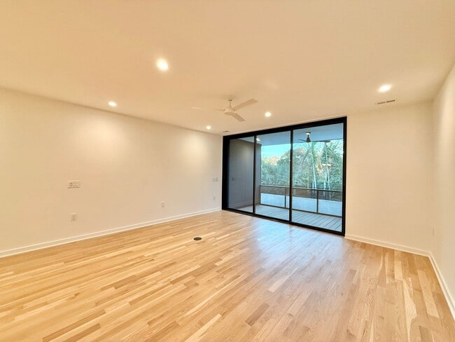 Building Photo - **OFFERING REFUNDABLE APPLICATION FEES** Beautiful 3BD, 3.5BA Downtown Raleigh Townhome with an A...