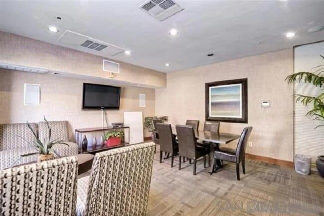 Building Photo - 101 W Market St