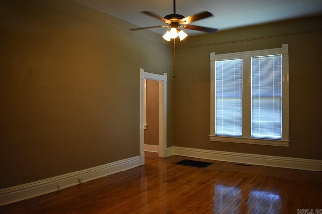 Building Photo - 801 N Van Buren St