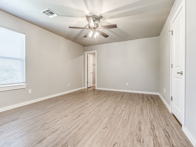 Building Photo - Newer home in the heart of OKC + 5 bedroom...