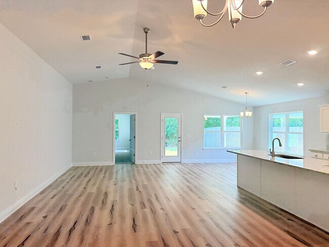 Building Photo - Modern 3 Bed/2 Bath - Prime Location