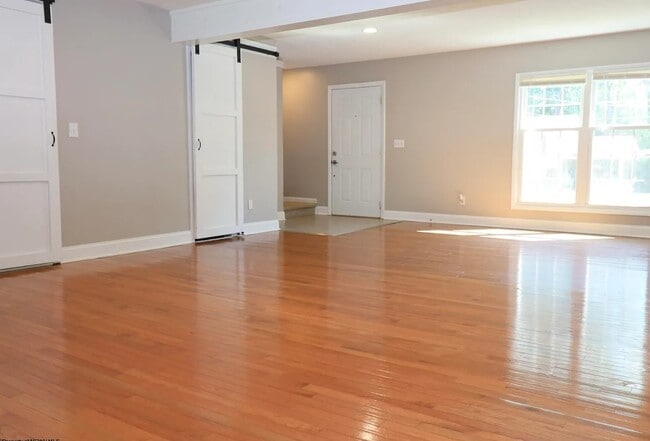 Building Photo - 124 Riverview Dr