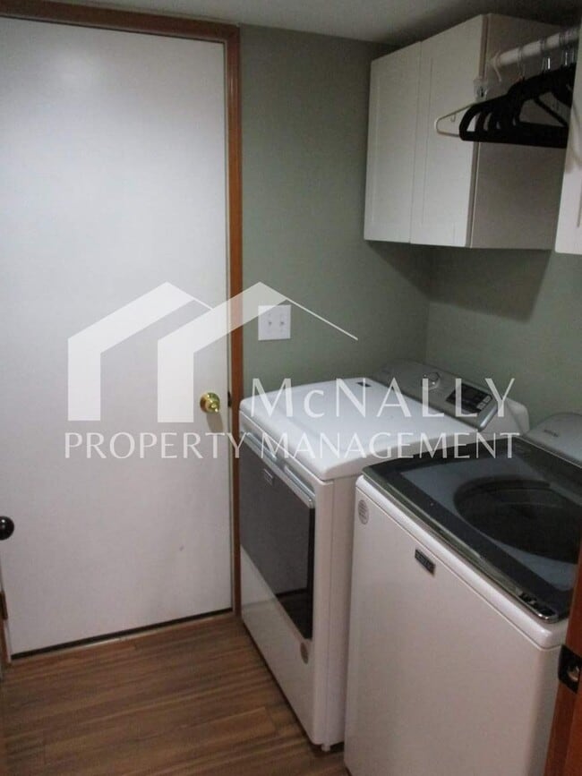 Building Photo - Charming 2 Bedroom 2 Bath Duplex