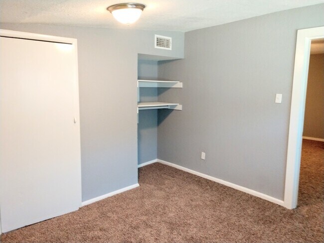 Building Photo - 3 bedroom 1 bath house in central Denton.