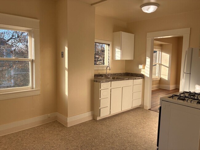 Building Photo - Winter Move-In Special!! Inner SE ::: RARE Opening, Vintage 1bd Near Belmont & Hawthorne!