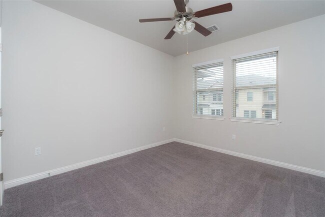 Building Photo - 13800 Lyndhurst St