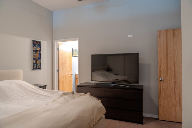 Building Photo - 2915 N Clybourn Ave