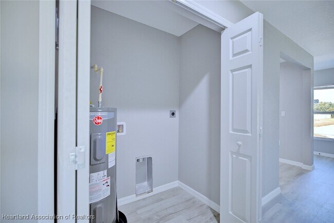 Building Photo - 295 Lincoln Rd NE