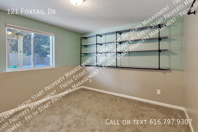 Building Photo - 121 Foxtail Dr