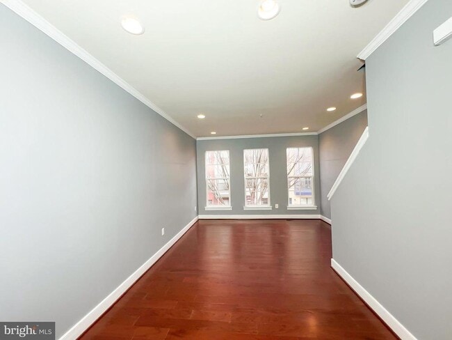 Building Photo - 5722 45th Ave