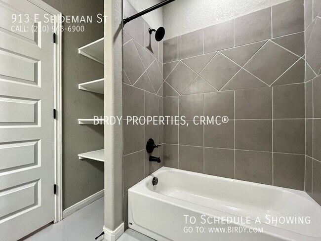 Building Photo - 913 E Seidemann St