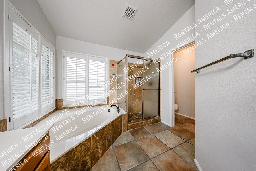 Building Photo - 1243 W Iris Dr