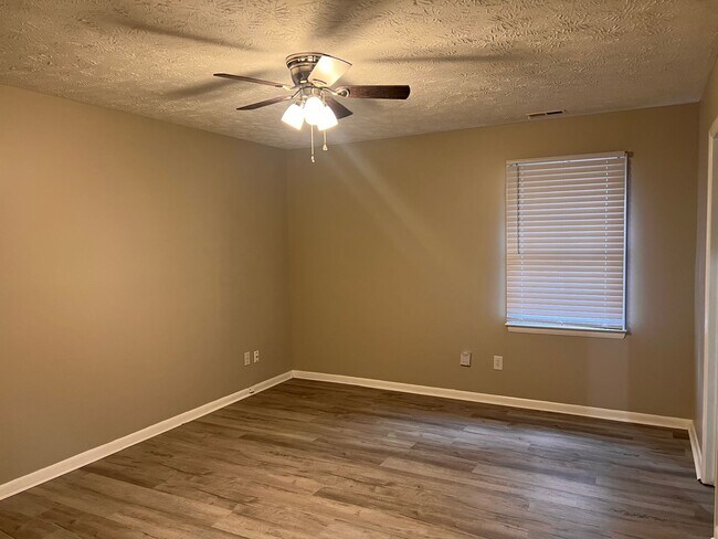 Building Photo - 2 bedroom duplex for rent - Available Now