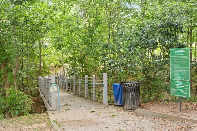 Building Photo - 1350 Fernwood Cir NE
