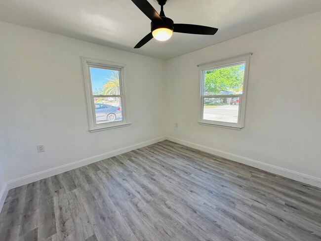 Building Photo - Charming 3 Bed, 2 Bath Oasis: Minutes from...