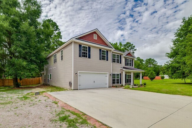 Building Photo - Spacious Custom 8 Bed 4.5 Bath Home on Lar...