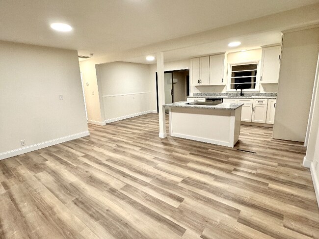 Building Photo - 2051 S Post Rd