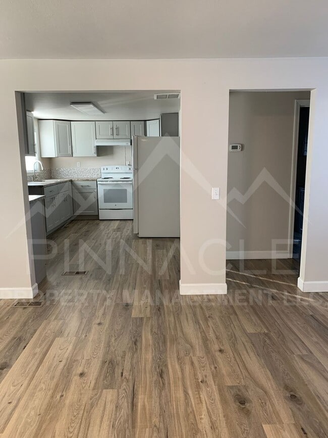 Building Photo - 2 Bedroom House